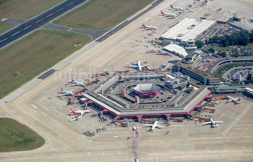 Luftbild Berlin - Flugbetrieb am Terminal des Flughafens Berlin - Tegel