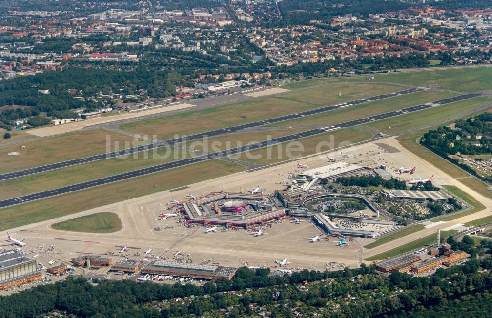 Luftaufnahme Berlin - Flugbetrieb am Terminal des Flughafens Berlin - Tegel