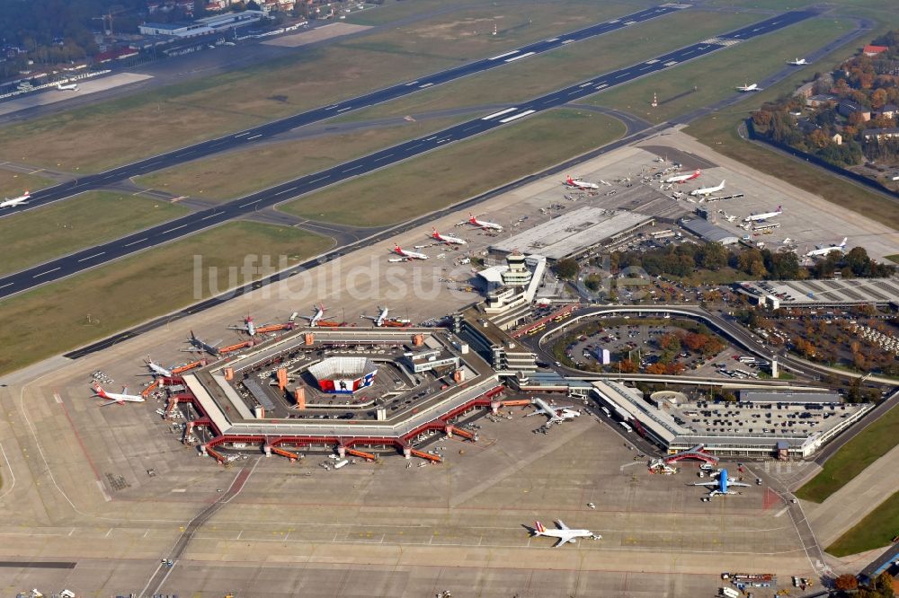 Luftbild Berlin - Flugbetrieb am Terminal des Flughafens Berlin - Tegel