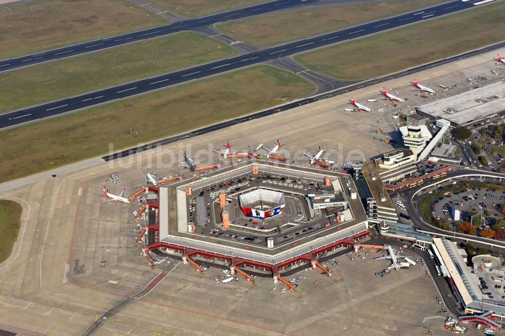 Luftaufnahme Berlin - Flugbetrieb am Terminal des Flughafens Berlin - Tegel