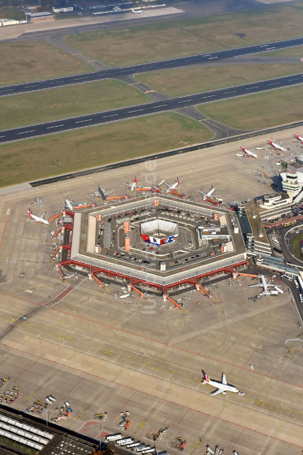 Berlin von oben - Flugbetrieb am Terminal des Flughafens Berlin - Tegel