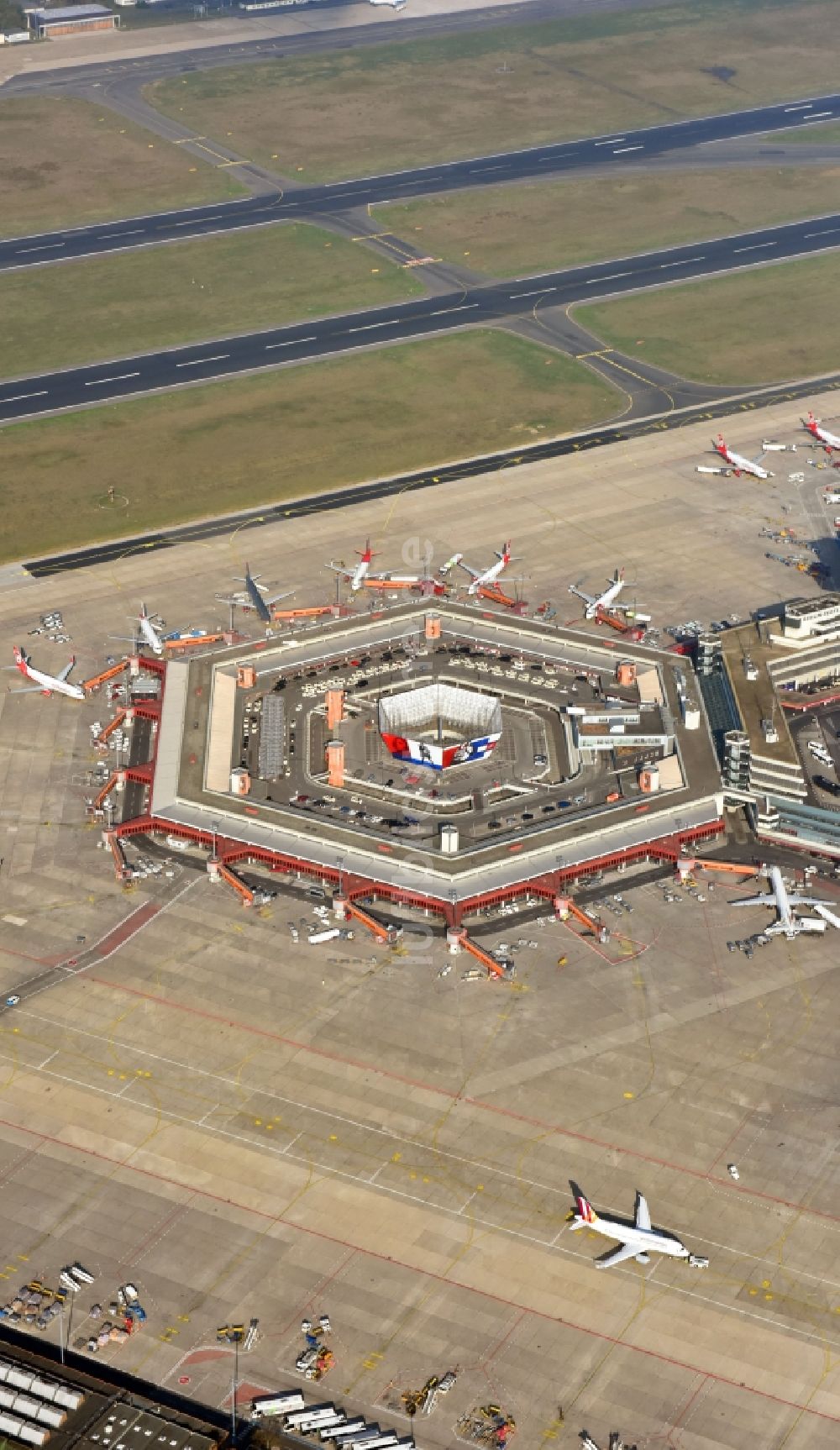 Berlin aus der Vogelperspektive: Flugbetrieb am Terminal des Flughafens Berlin - Tegel