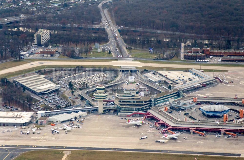 Berlin von oben - Flugbetrieb am Terminal des Flughafens Berlin - Tegel