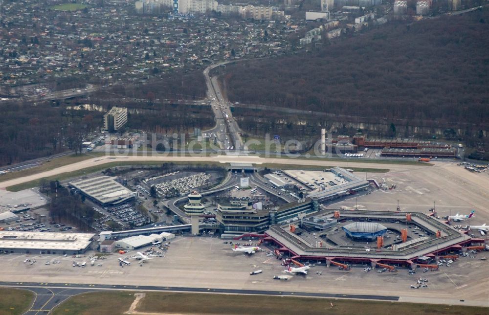 Berlin aus der Vogelperspektive: Flugbetrieb am Terminal des Flughafens Berlin - Tegel