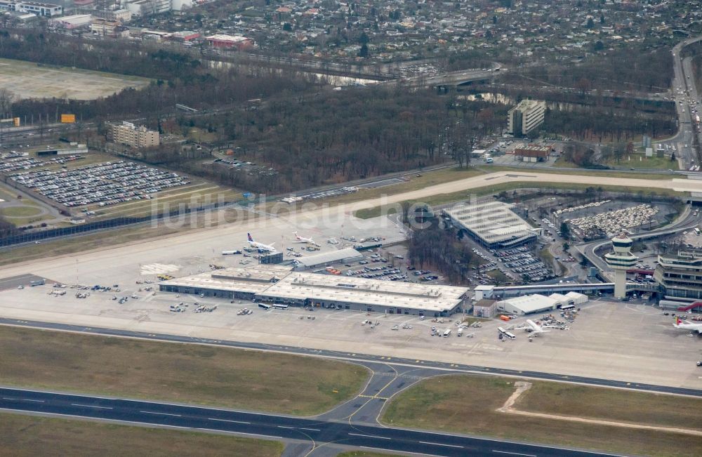 Luftbild Berlin - Flugbetrieb am Terminal des Flughafens Berlin - Tegel