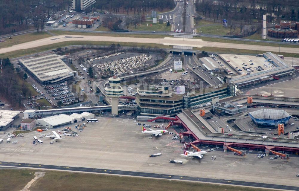 Luftaufnahme Berlin - Flugbetrieb am Terminal des Flughafens Berlin - Tegel