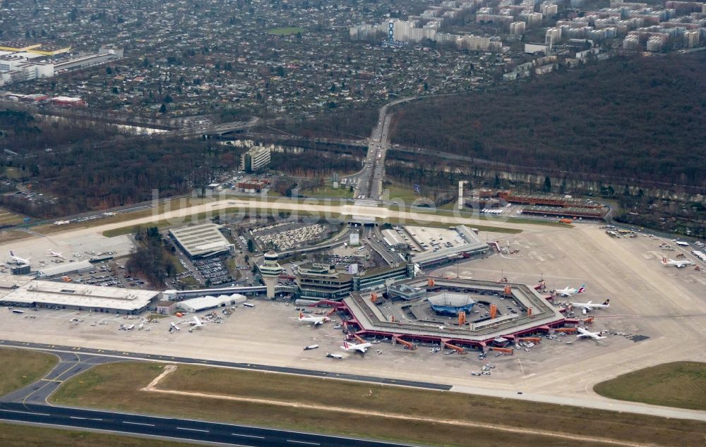 Berlin von oben - Flugbetrieb am Terminal des Flughafens Berlin - Tegel