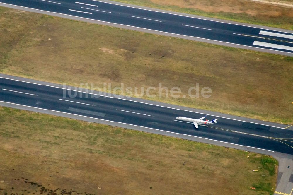 Berlin aus der Vogelperspektive: Flugbetrieb am Terminal des Flughafens Berlin - Tegel