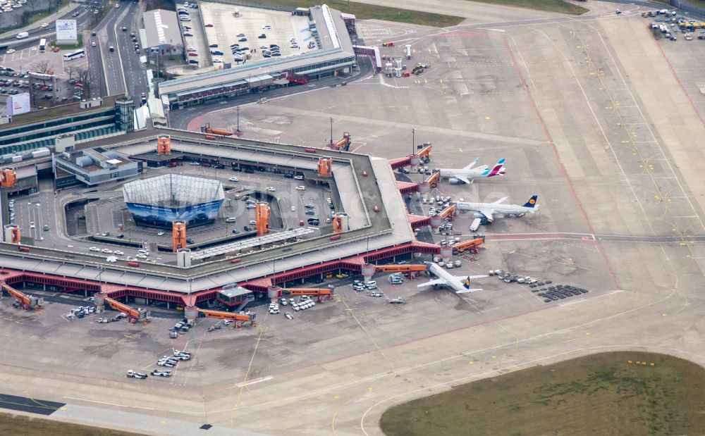 Luftbild Berlin - Flugbetrieb am Terminal des Flughafens Berlin - Tegel