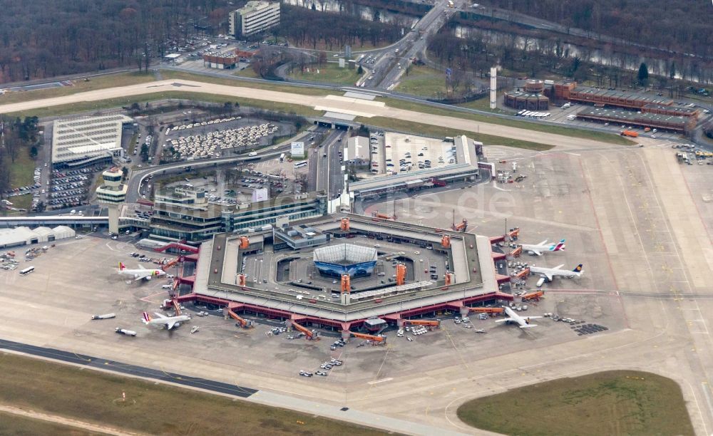 Luftaufnahme Berlin - Flugbetrieb am Terminal des Flughafens Berlin - Tegel