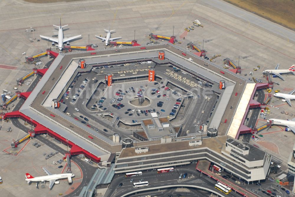 Berlin von oben - Flugbetrieb am Terminal des Flughafens Berlin - Tegel