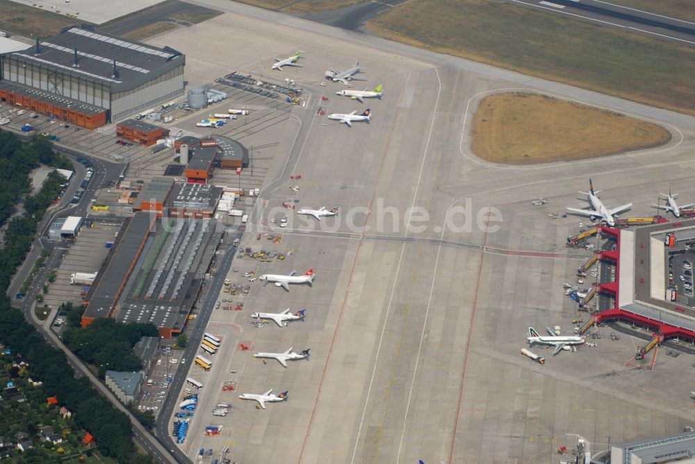 Berlin aus der Vogelperspektive: Flugbetrieb am Terminal des Flughafens Berlin - Tegel