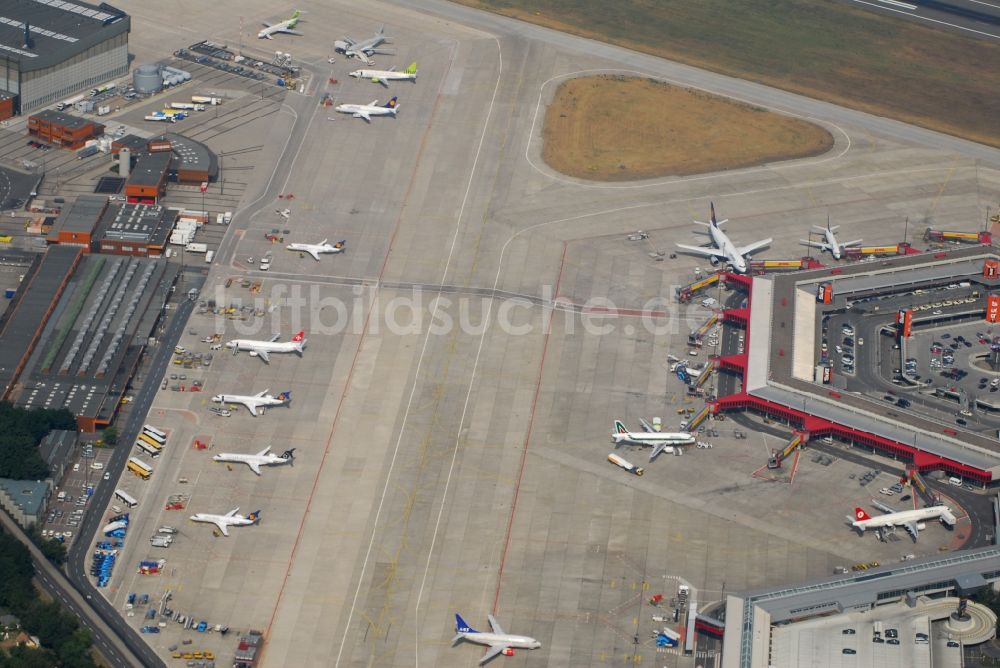 Luftbild Berlin - Flugbetrieb am Terminal des Flughafens Berlin - Tegel