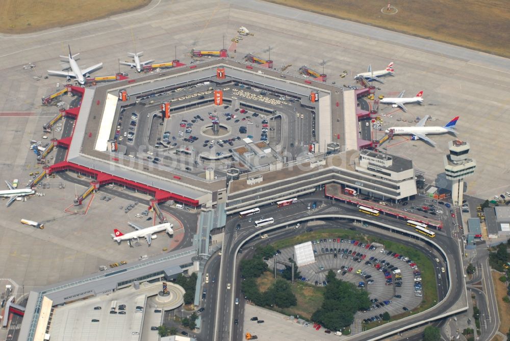 Luftaufnahme Berlin - Flugbetrieb am Terminal des Flughafens Berlin - Tegel