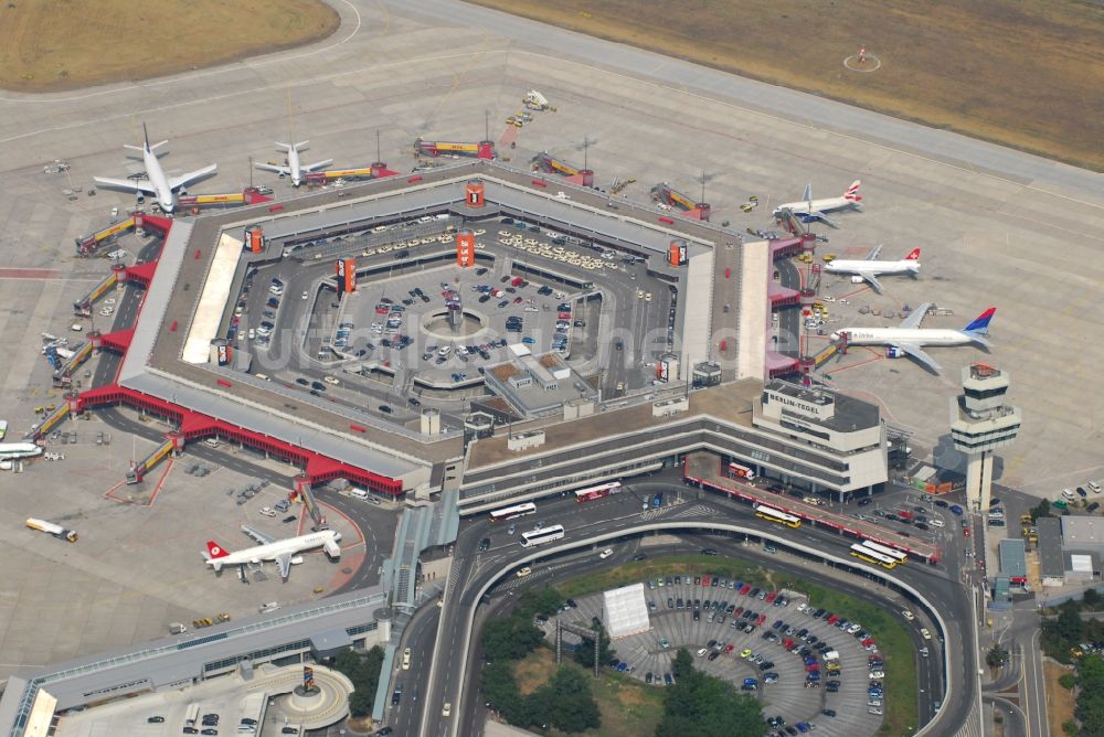 Berlin von oben - Flugbetrieb am Terminal des Flughafens Berlin - Tegel