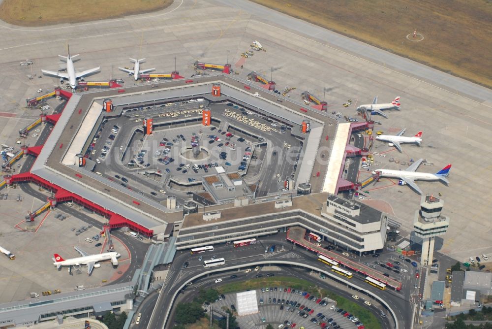 Berlin aus der Vogelperspektive: Flugbetrieb am Terminal des Flughafens Berlin - Tegel