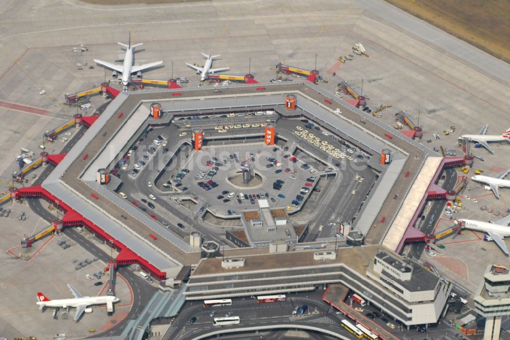 Luftaufnahme Berlin - Flugbetrieb am Terminal des Flughafens Berlin - Tegel