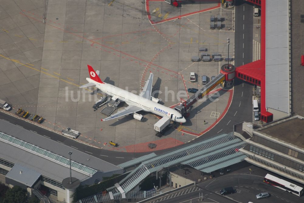 Berlin von oben - Flugbetrieb am Terminal des Flughafens Berlin - Tegel