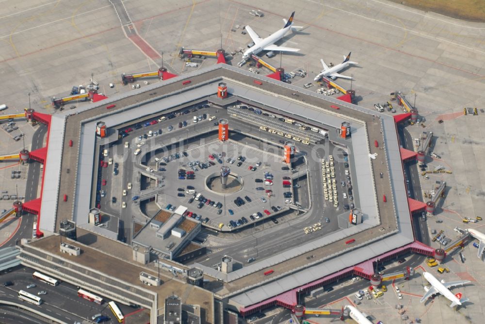 Berlin aus der Vogelperspektive: Flugbetrieb am Terminal des Flughafens Berlin - Tegel