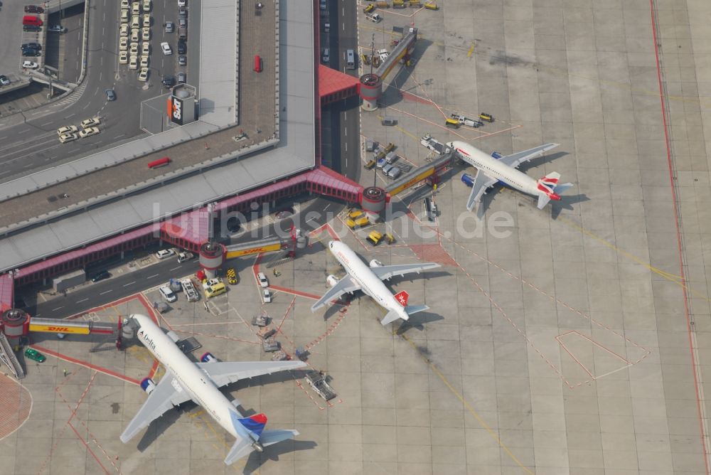 Luftbild Berlin - Flugbetrieb am Terminal des Flughafens Berlin - Tegel