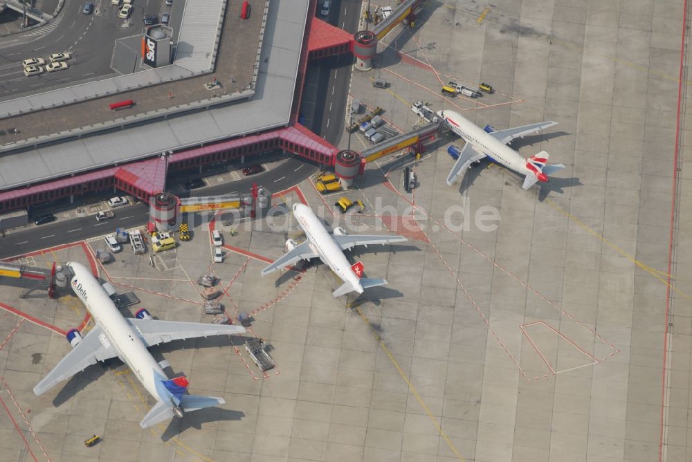 Luftaufnahme Berlin - Flugbetrieb am Terminal des Flughafens Berlin - Tegel