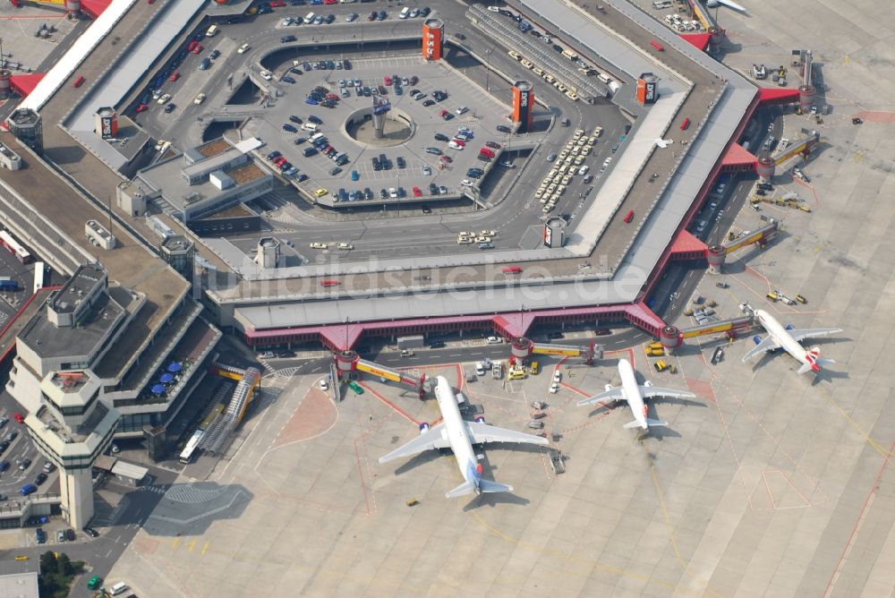 Berlin von oben - Flugbetrieb am Terminal des Flughafens Berlin - Tegel