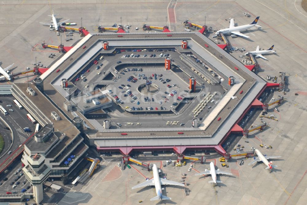 Berlin aus der Vogelperspektive: Flugbetrieb am Terminal des Flughafens Berlin - Tegel