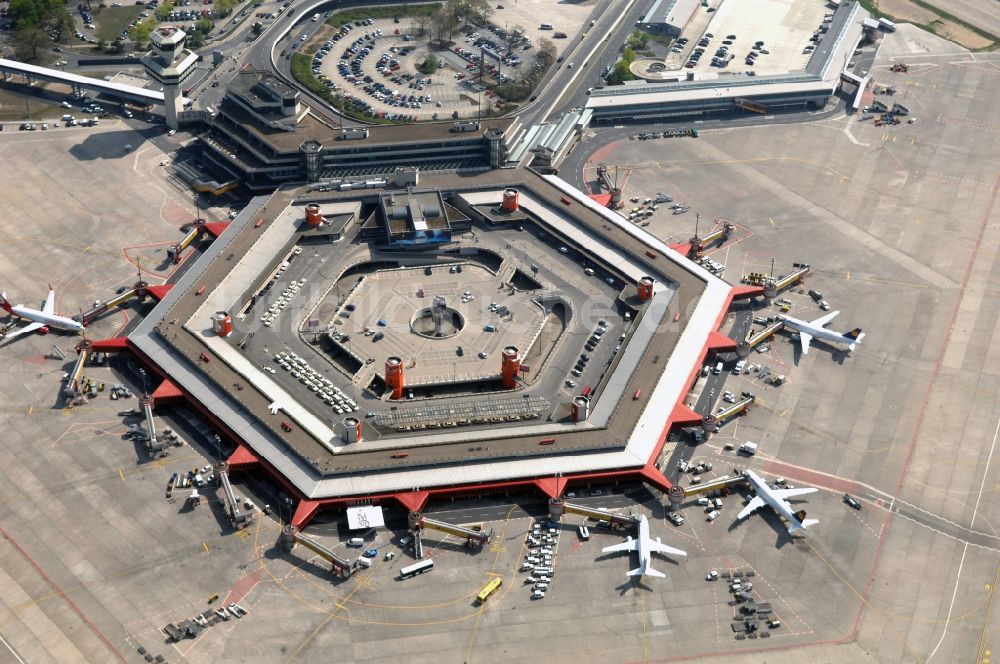 Berlin von oben - Flugbetrieb am Terminal des Flughafens Berlin - Tegel