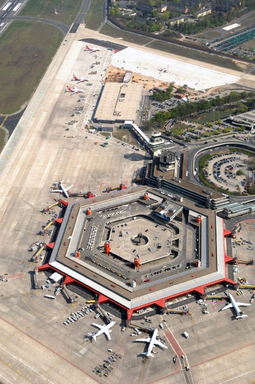 Luftaufnahme Berlin - Flugbetrieb am Terminal des Flughafens Berlin - Tegel