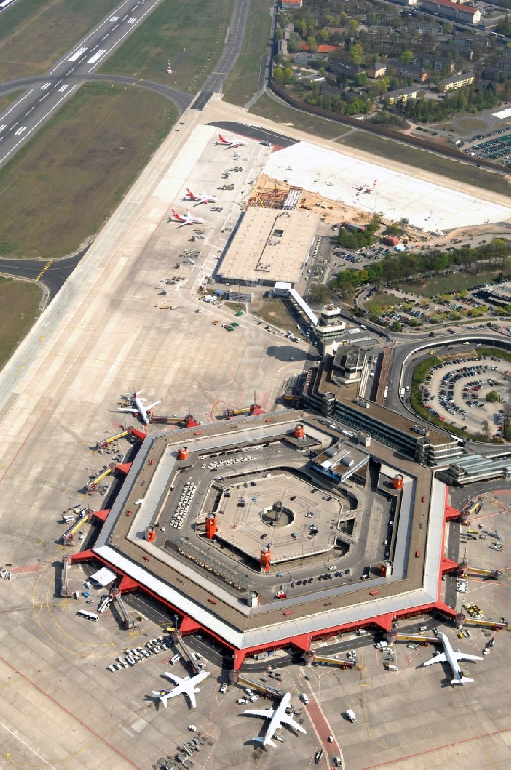 Berlin von oben - Flugbetrieb am Terminal des Flughafens Berlin - Tegel