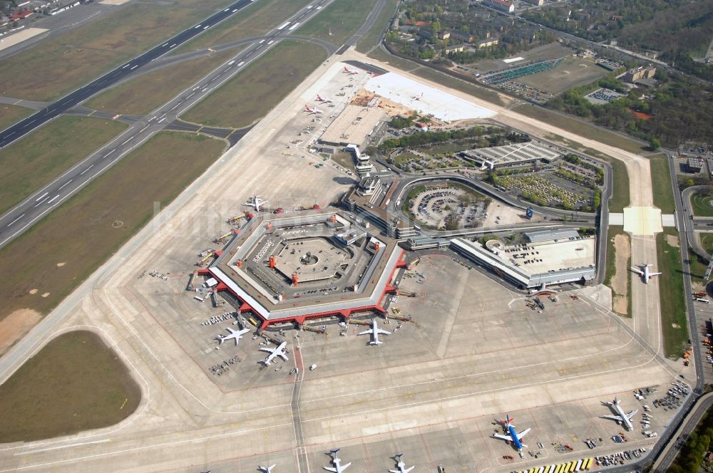 Luftaufnahme Berlin - Flugbetrieb am Terminal des Flughafens Berlin - Tegel