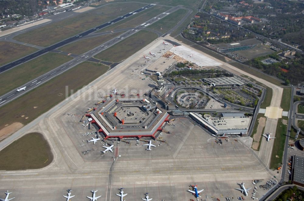 Berlin von oben - Flugbetrieb am Terminal des Flughafens Berlin - Tegel