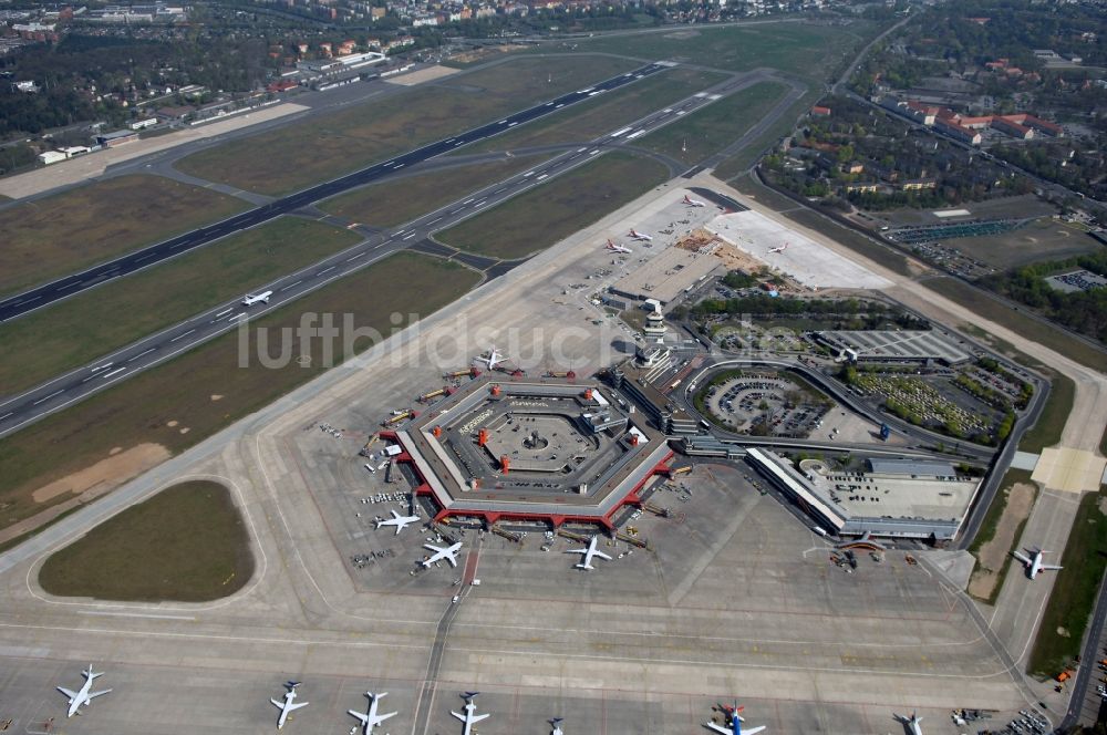 Berlin aus der Vogelperspektive: Flugbetrieb am Terminal des Flughafens Berlin - Tegel