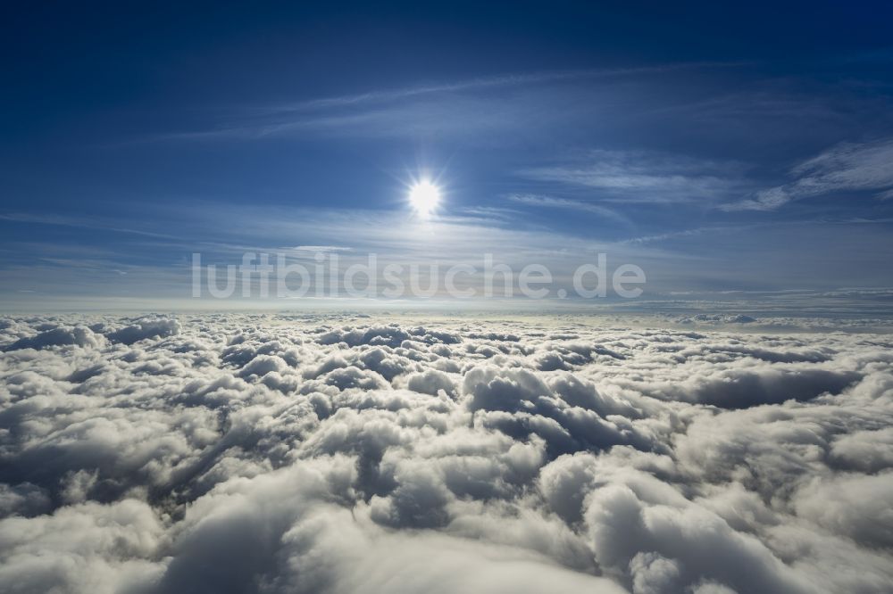 Neuenkirchen aus der Vogelperspektive: Flugbild von der Wettersituation über der Wolkendecke bei Neuenkirchen in Nordrhein-Westfalen