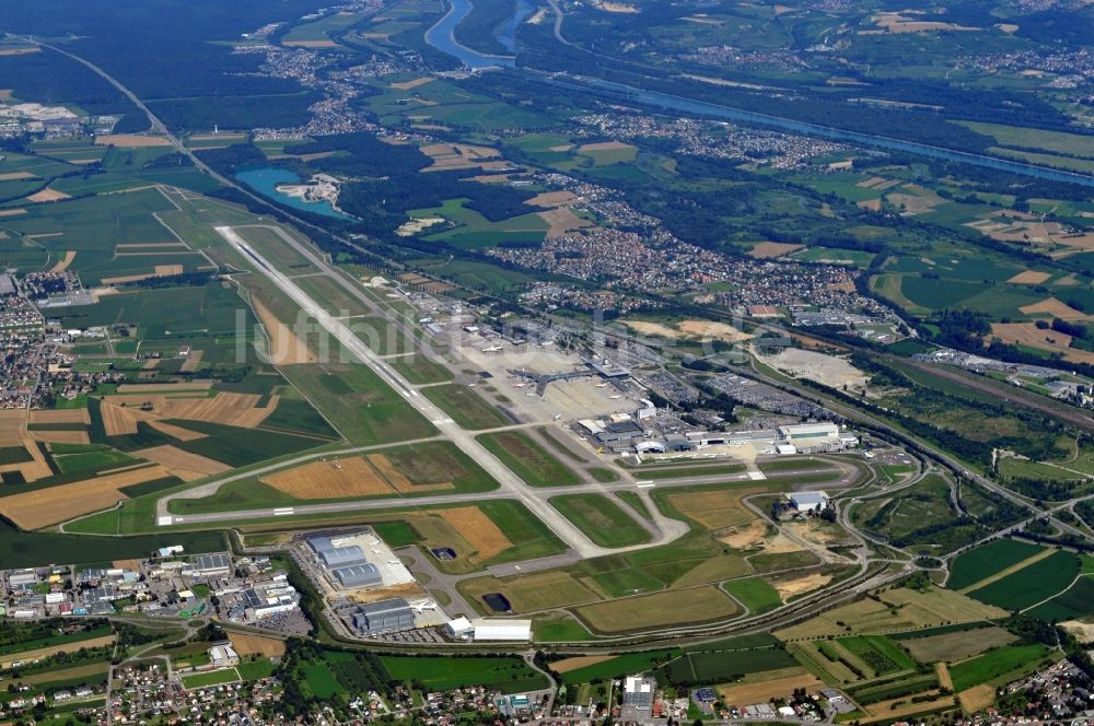 Basel aus der Vogelperspektive: Flughafen Basel-Mülhausen im Départment Haut-Rhin der Region Elsass in Frankreich