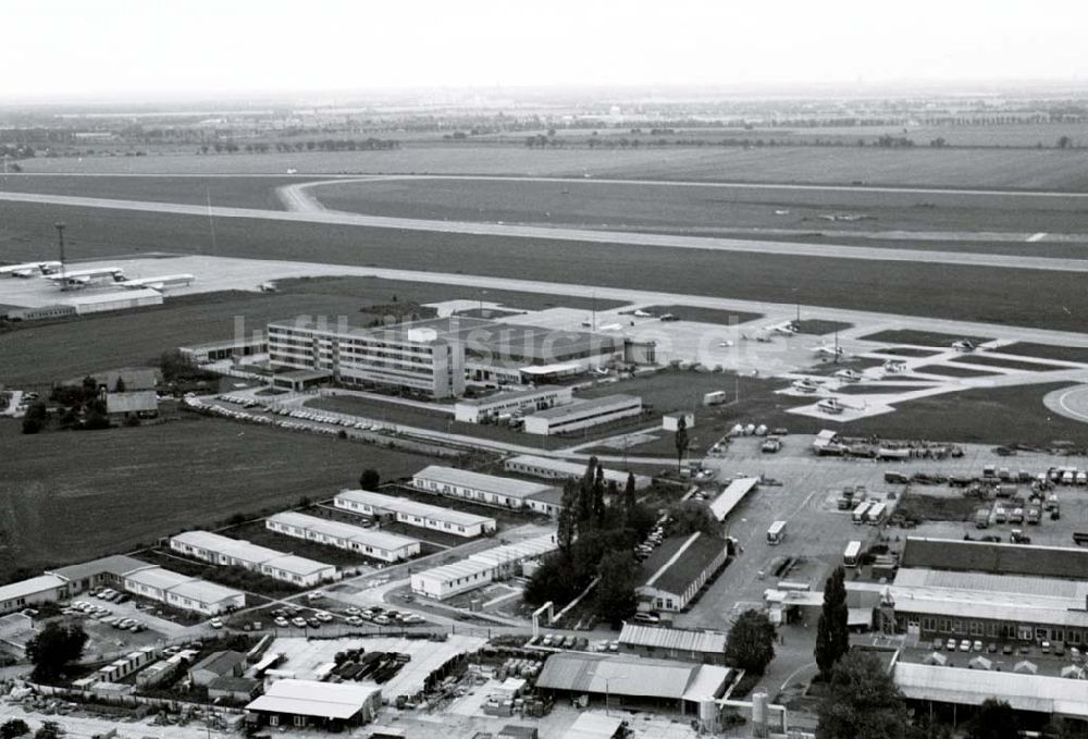 SCHÖNEFELD / BRANDENBURG aus der Vogelperspektive: Flughafen Berlin-Schönefeld. 09.10.90