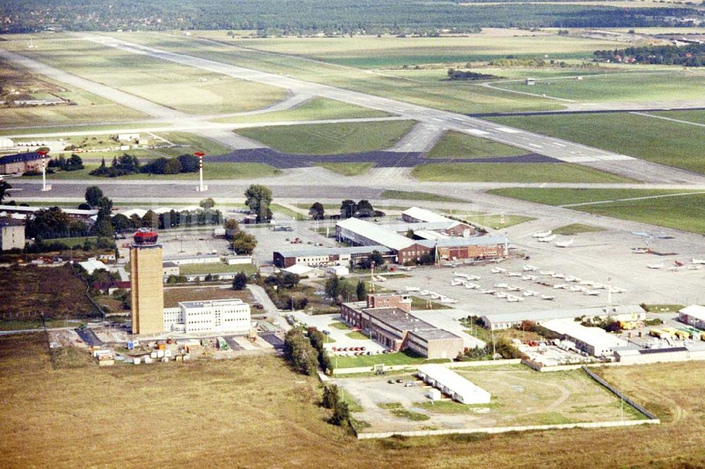 SCHÖNEFELD / BRANDENBURG aus der Vogelperspektive: Flughafen Berlin-Schönefeld. 1995