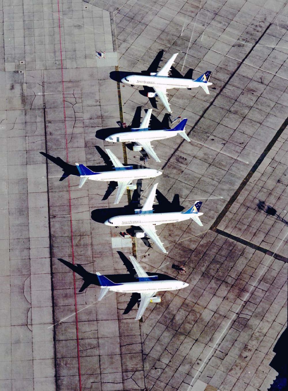 Luftaufnahme Schönefeld / Brandenburg - Flughafen Berlin - Schönefeld mit Blick aufs Flugfeld ( Abstellfläche ) Stehen zum Verkauf durch die Lufthansa 10