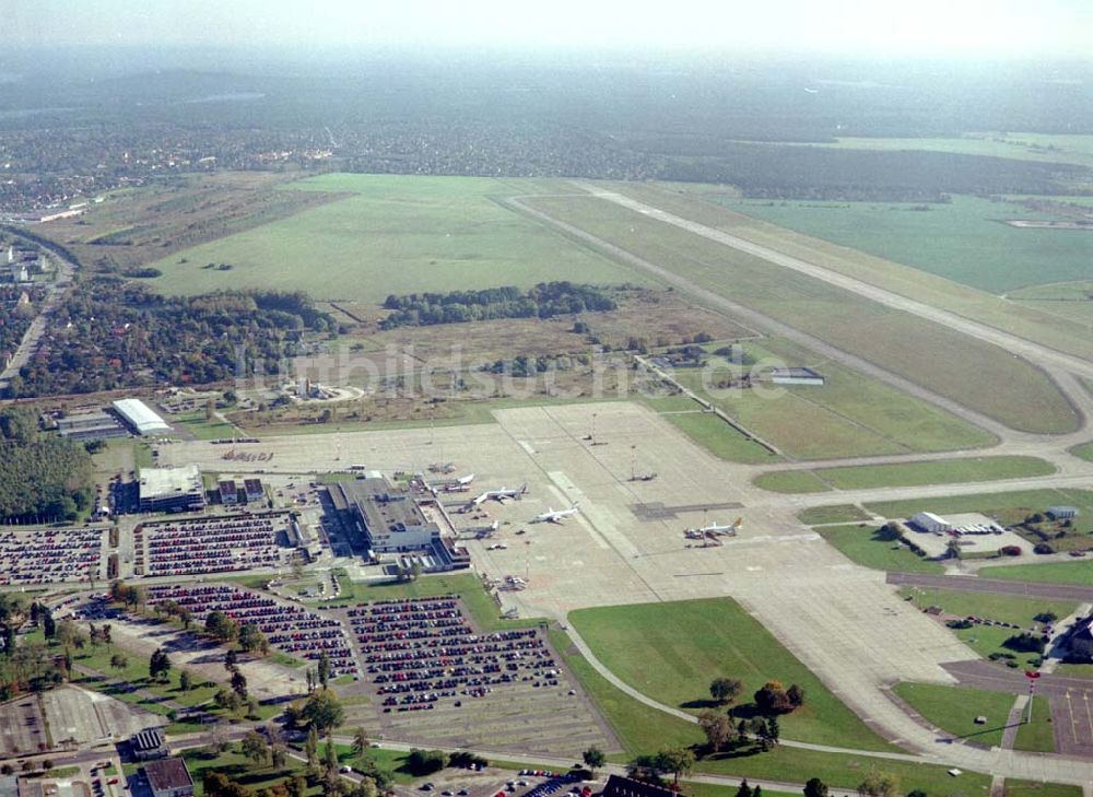 Schönefeld / Brandenburg aus der Vogelperspektive: Flughafen Berlin - Schönefeld mit Blick auf Start und Landebahnen 10.10.2002