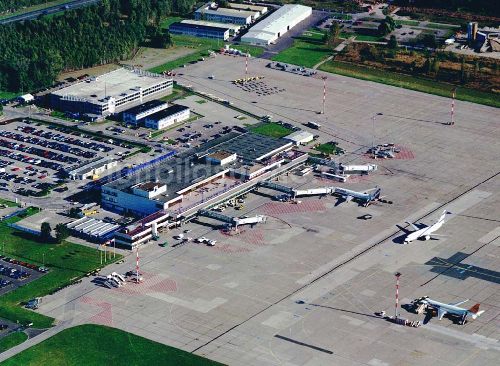 Luftbild Schönefeld / Brandenburg - Flughafen Berlin - Schönefeld mit Blick auf Start und Landebahnen 10.10.2002