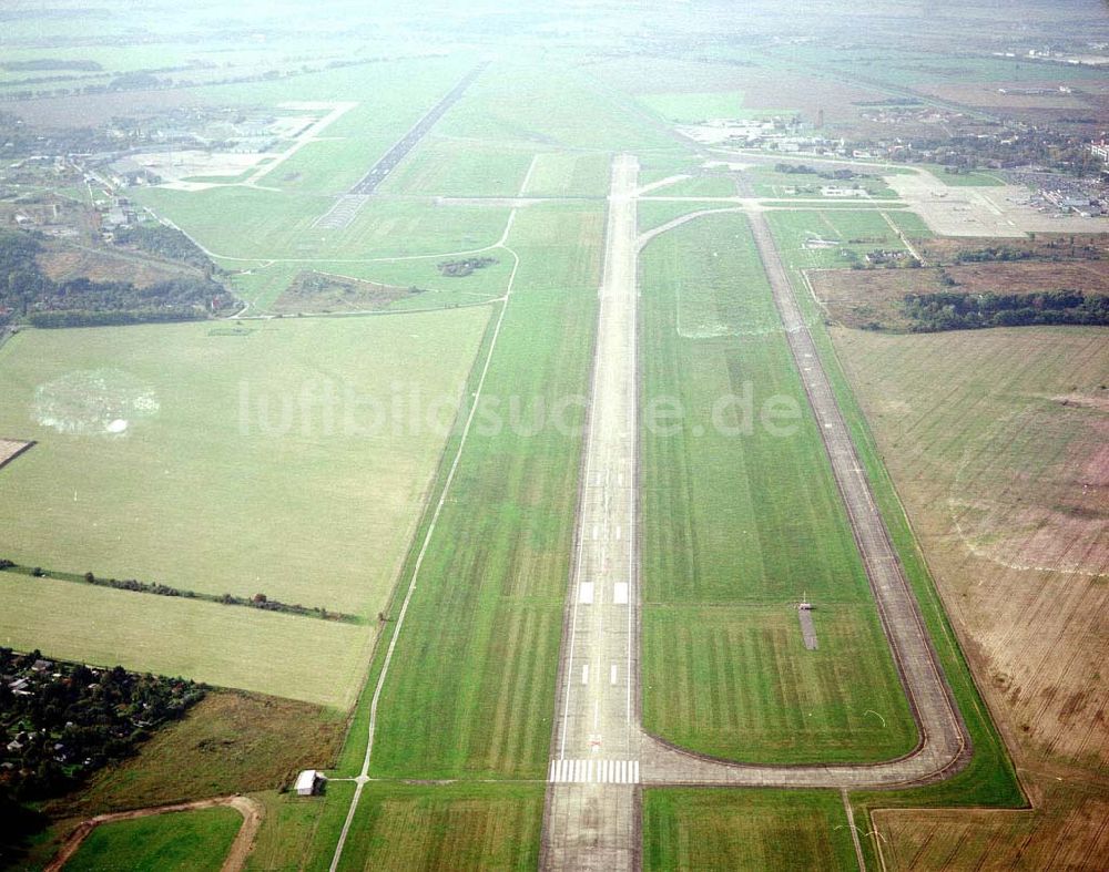 Schönefeld bei Berlin aus der Vogelperspektive: Flughafen Berlin - Schönefeld (stillgelegte Piste).