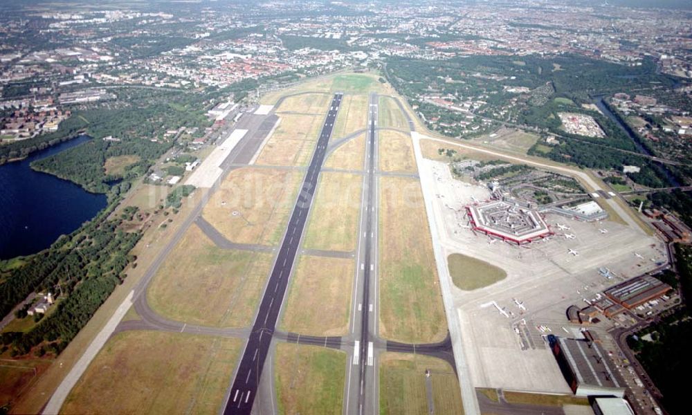 Berlin aus der Vogelperspektive: Flughafen Berlin - Tegel. 08.07.02