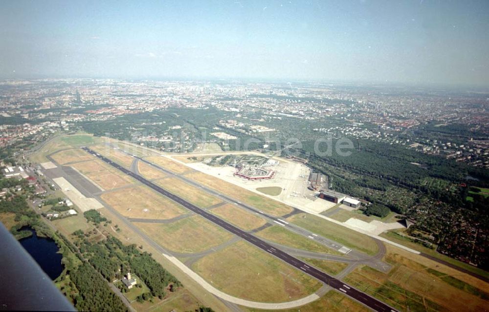 Berlin aus der Vogelperspektive: Flughafen Berlin - Tegel. 08.07.02