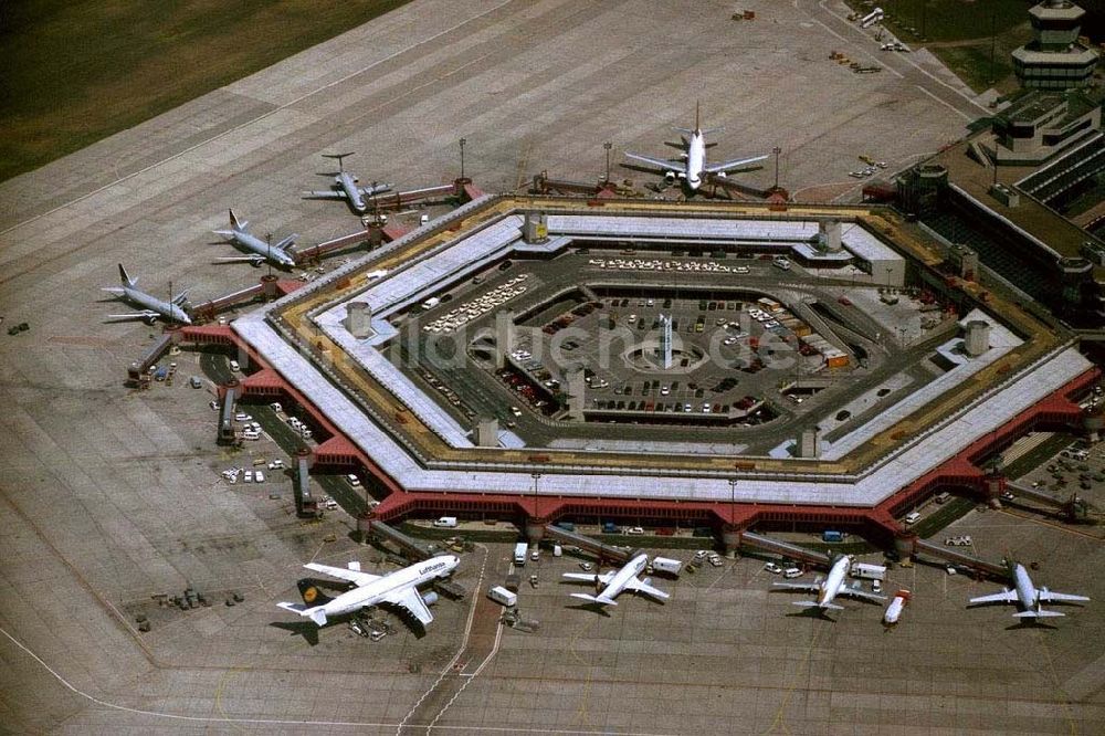 Berlin aus der Vogelperspektive: Flughafen Berlin-Tegel TXL