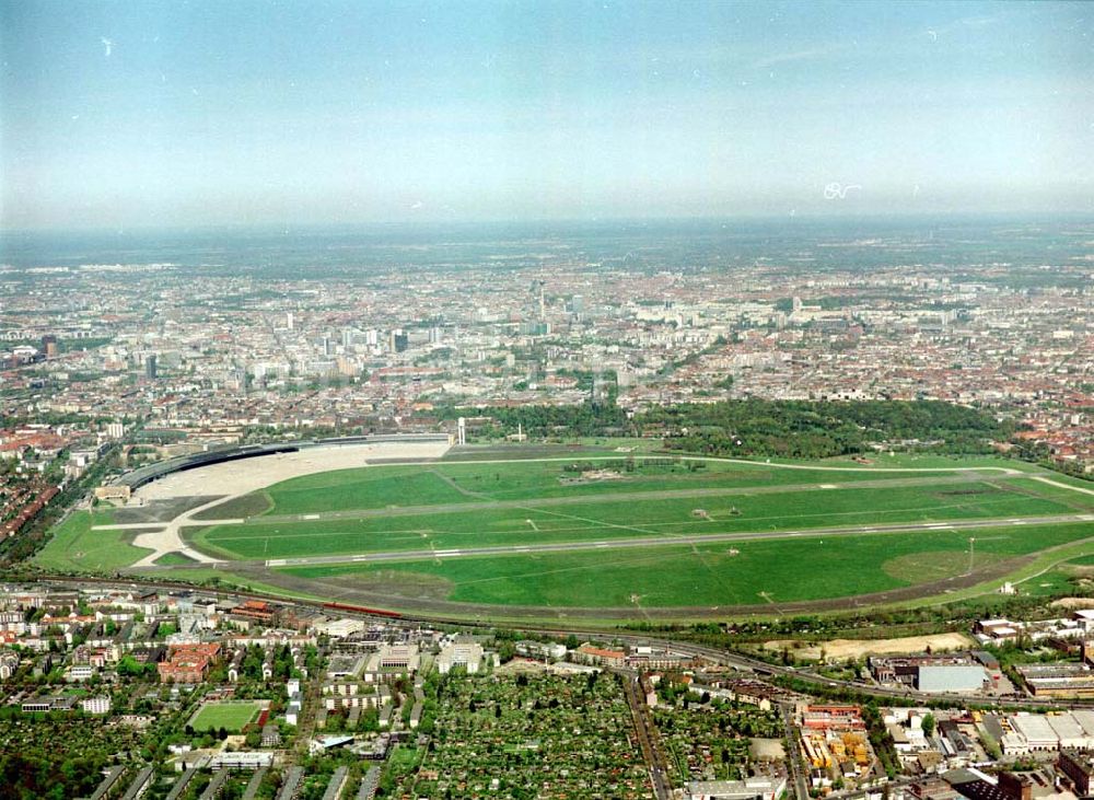 Luftaufnahme Berlin - Tempelhof - Flughafen Berlin - Tempelhof.