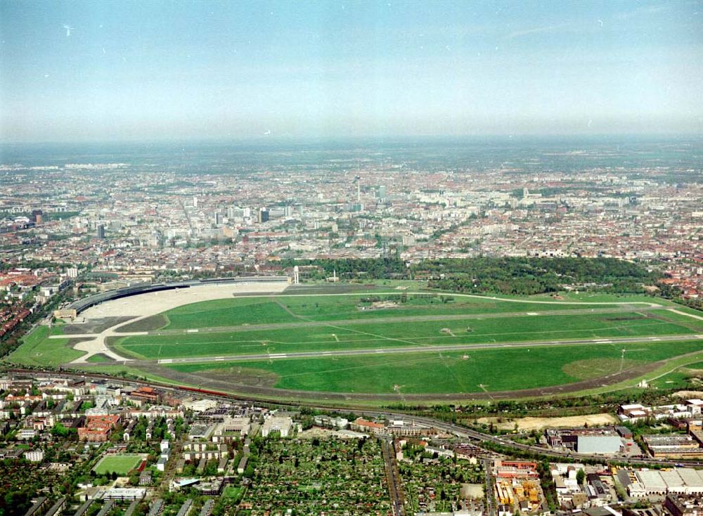 Berlin - Tempelhof von oben - Flughafen Berlin - Tempelhof.