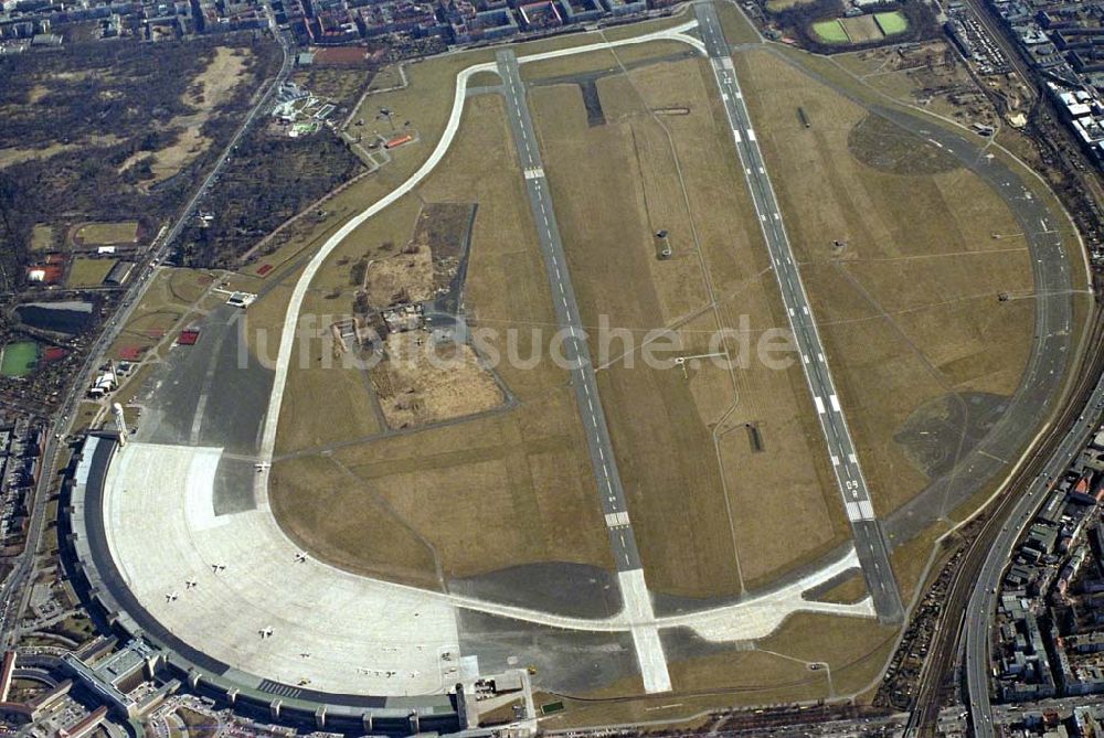 Berlin - TEMPELHOF aus der Vogelperspektive: Flughafen Berlin-Tempelhof. 1995