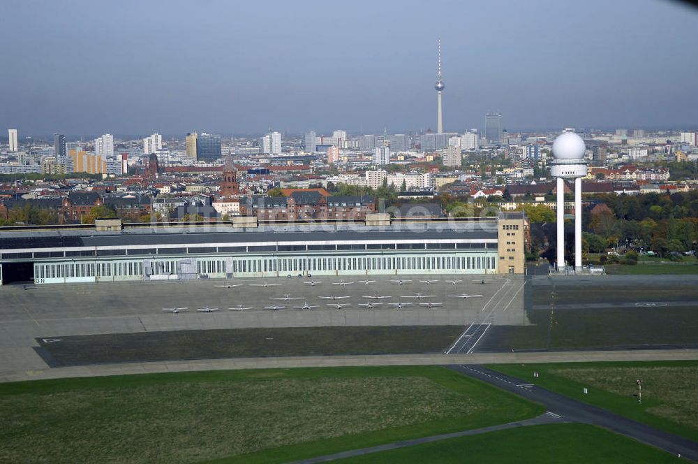 Berlin aus der Vogelperspektive: Flughafen Berlin - Tempelhof