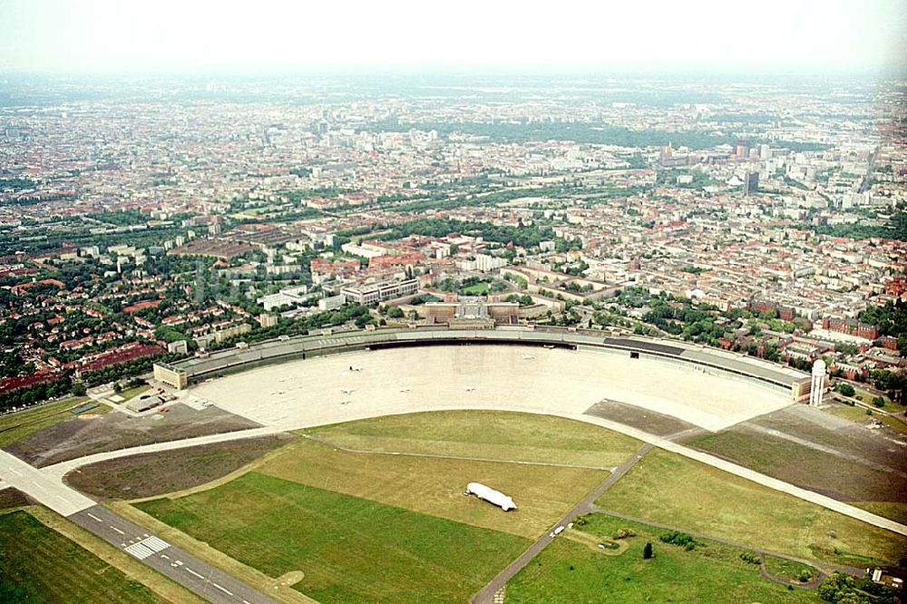 Luftaufnahme Berlin- Tempelhof - Flughafen Berlin- Tempelhof. Datum: 31.05.2003