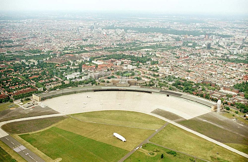 Berlin- Tempelhof aus der Vogelperspektive: Flughafen Berlin- Tempelhof. Datum: 31.05.2003